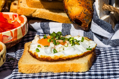 收成营养配料各种沙拉成分番茄酱美味的炒鸡蛋和生蔬菜用于健康早餐图片