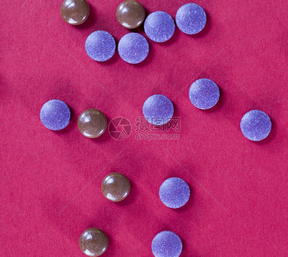 团体痛药品所用不同颜色的平板药片取出包装物检查红纸背景多彩色药丸的背景情况抗生素图片