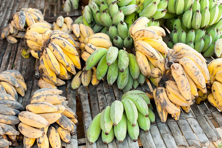 成熟和不成熟的香蕉图片