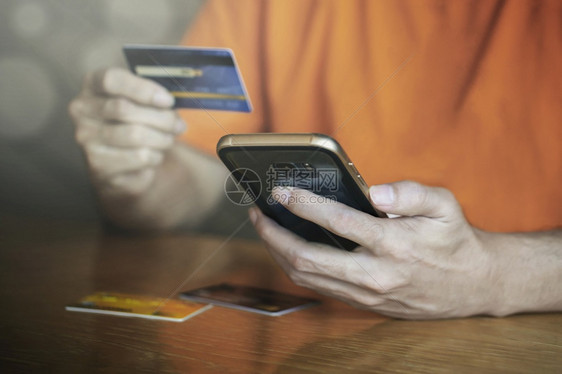 家网络人们以信用卡使移动智能手机的人商业电子务和应用概念来购买网上付款用信卡购物利移动智能电话的人图片