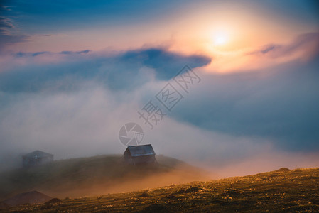 蒙公园来自格鲁吉亚古里Gomi山的地貌景观上空惊人的日落和云层戈米斯塔图片