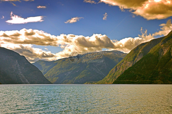 蓝色的在阴天夏日挪威峡湾景观地标图片