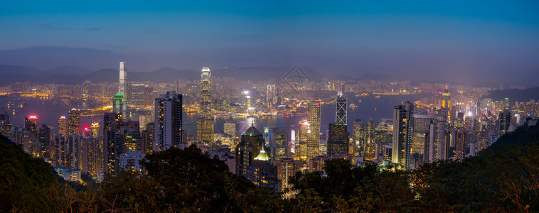 香港市灯光在夜里照耀着全景摩天大楼假期夜晚图片