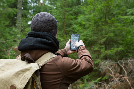 自由年轻的摄影师仍在拍森林地貌电话2November2NVEWER拉托维亚塞西斯市男生图片