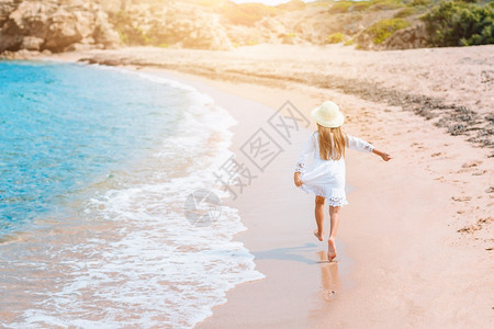 冒险白色的海岸小女孩在热带海滩的浅水里跑来去在海边小可爱的姑娘在狂喜节度假的时候图片