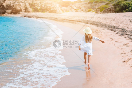 冒险白色的海岸小女孩在热带海滩的浅水里跑来去在海边小可爱的姑娘在狂喜节度假的时候图片