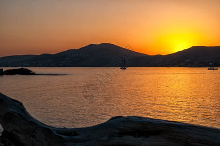 夕阳下的水面图片