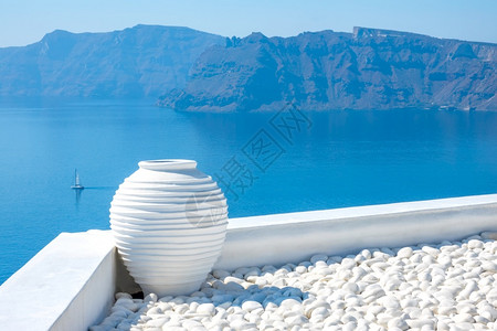 希腊语圣托里尼白石块和一花瓶与岩岛屿白瓦塞和海群岛的景水洋图片