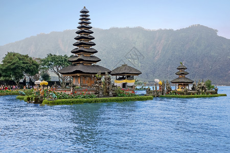 山传统的达努PuraUlunDanuBratan印度尼西亚巴厘岛布拉坦湖上的印度教寺庙图片