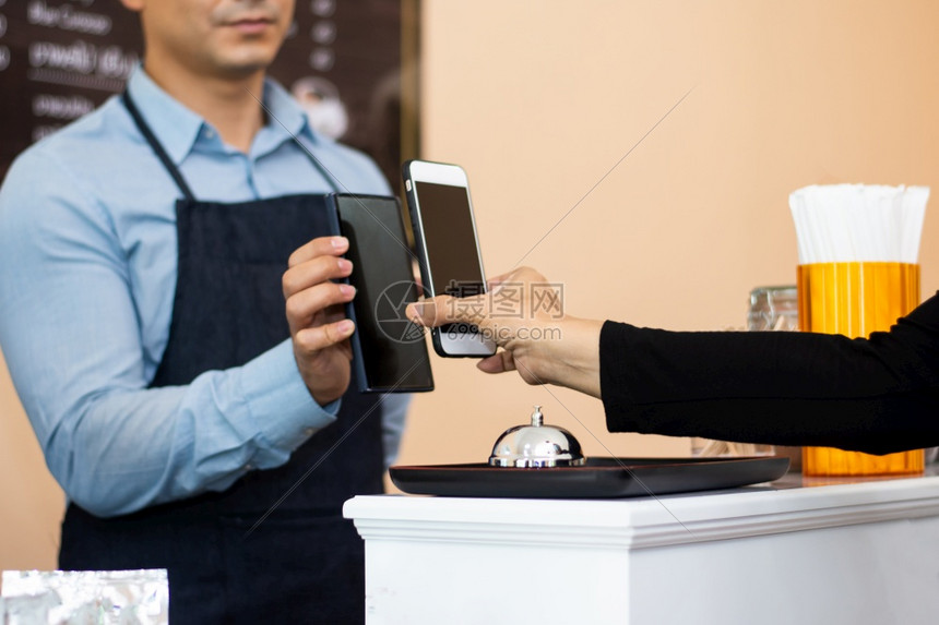使用智能手机移动银行扫描QR码在商店付费的人数字们成功图片