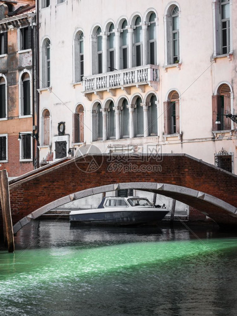河建造船意大利威尼斯桥和背景历史建筑的一幕之图片