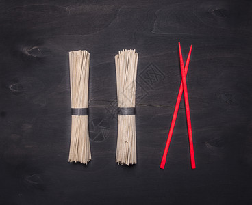 优质的传统日本小麦沙巴面和红筷子排成一用木制生锈背景的顶层视野贴近铺设出去图片