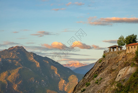 希腊卡兰巴夏夜在梅特罗拉山顶观视峰的Meteora山顶露台在希腊梅托拉的晚宴上俯视山峰HilltopGazebo悬崖冥想著名的图片