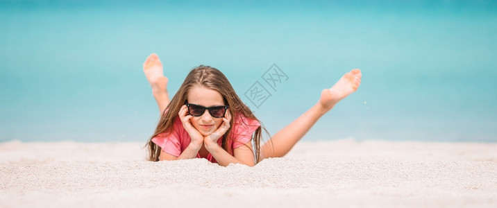 沙滩上度假的小女孩图片