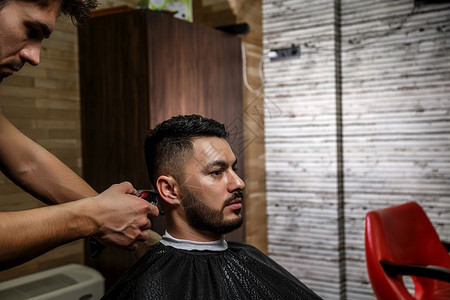 阳刚之气年轻的一个凶残理发师剪了印度人电影形象的头发修饰图片