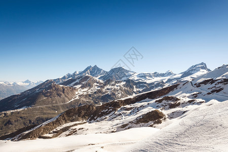 顶峰著名的瑞士阿尔卑斯山的蓝天空雪脉景观有选择地聚焦高度图片