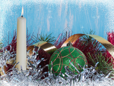 白蜡烛和绿色圣诞舞会在新年树枝中欢庆仪式的雪边框里写着歌词之中祝贺装饰品图片