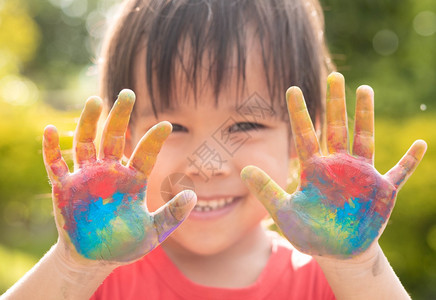手涂在大自然背景上彩色涂画的鲜美小姑娘体贴丰满的小女孩绘画夏天明亮的图片