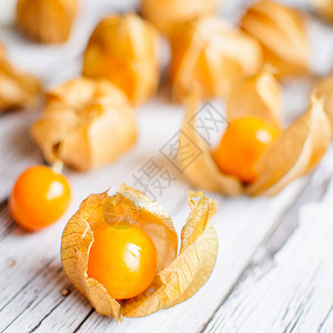 金的生茶点木板上含成熟健康的橙子麻黄图片