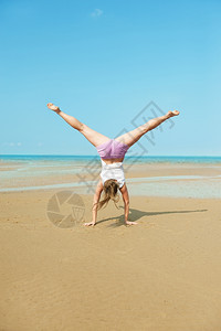 在海边做瑜伽的女子图片