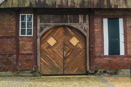 旧式木门的欧洲典型古老外表棕色的拱复古图片