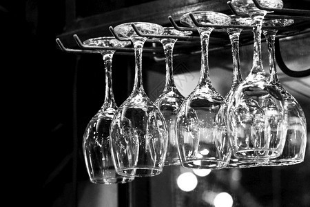 玻璃悬吊在酒吧上方的玻璃板反射饮料酒味图片