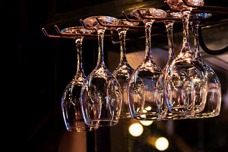 玻璃悬吊在酒吧上方的玻璃板眼镜优质的酒味图片