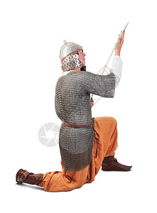 中世纪勇士男子身穿古代盔甲勇敢的看戏剧图片