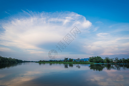 风景泰国河上夏季日落天雄伟图片