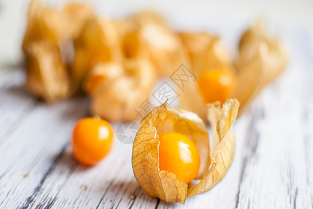 自然木板上含成熟健康的橙子麻黄棕色樱桃图片
