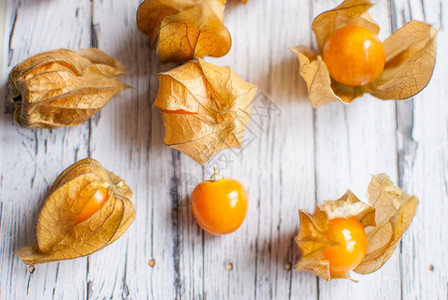 圆形的可口烹饪木板上含成熟健康的橙子麻黄图片