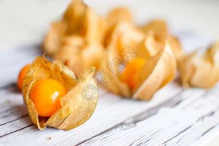 干燥茶点木板上含成熟健康的橙子麻黄生图片