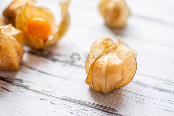 超过生的木板上含成熟健康的橙子麻黄甜图片