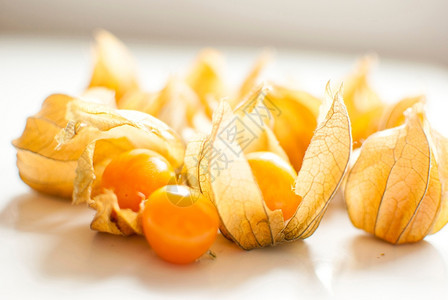 颜色灯笼木板上含成熟健康的橙子麻黄烹饪图片
