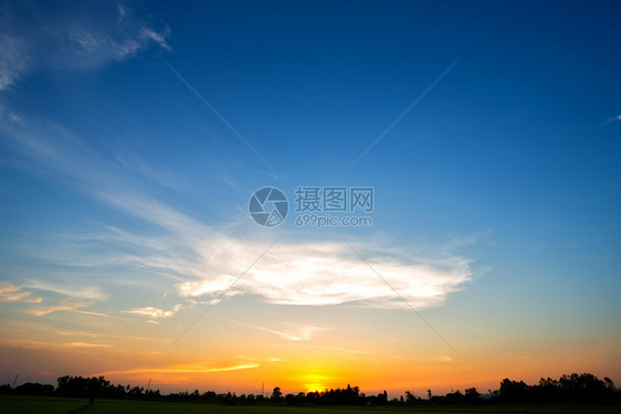 蓝色的日落戏剧天空纹理背景多云的美丽风优图片
