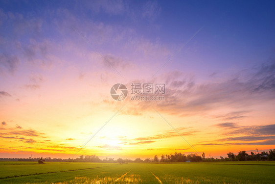 蓝色的日落戏剧天空纹理背景大气层阳光云图片