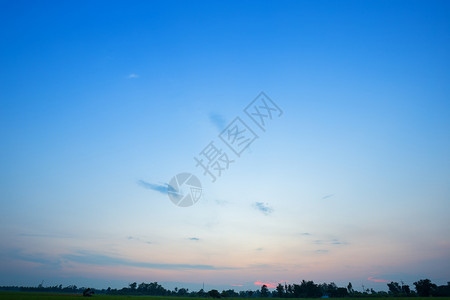 黄昏蓝色天空背景纹理白云日落橙景图片