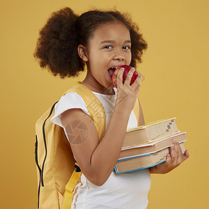 青少年学校保持在女生食苹果藏书图片