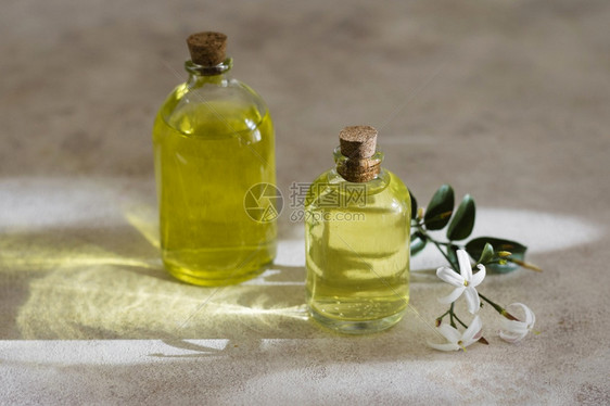 高视图天然橄榄油垂直的酱农业图片