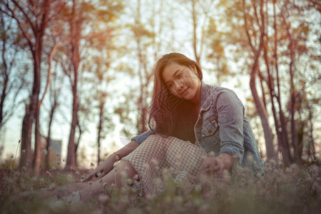 女士吸引人的年轻亚洲女人在秋天公园的摄像头面前摆姿势树叶图片