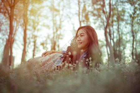 年轻的亚洲女人在秋天公园的摄像头面前摆姿势女孩外部图片