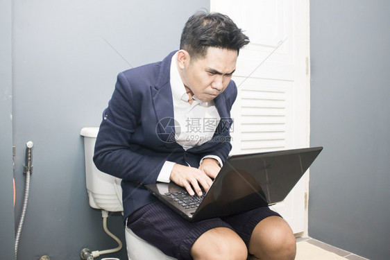 笔记本船尾商人在厕所时用电脑做工正在修理他的电脑上工作个人图片