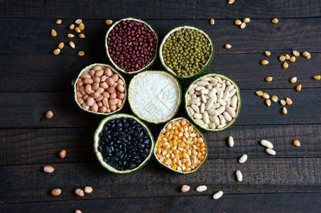 谷类健康食物丰富的维生素b纤丰富的碳水化合物和蛋白质每天使用谷物可以帮助减肥少卡路里预防癌症和抗氧化剂这种食品价格非常低廉红色的图片