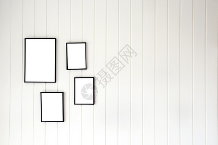 质地时髦的白色木制托盘墙带有空的现代风格复制空间海报框架时装版面布局饰室内设计空间白色木制托盘墙空的现代风格海报框架供复制空间时图片