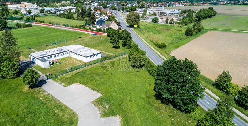 一种景观市郊靠近沃尔夫斯堡的大街旁边一个区域足球俱乐部的空中景象其背是足球场位于沃尔夫斯堡附近单身的图片