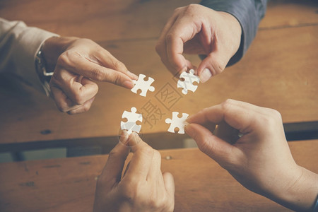 建造执行改善连接的战略团队解决方案组织通过实施拼图手组群合企业人士解决方案成功战略的连结团队拼图组装Piece手指协同作用图片