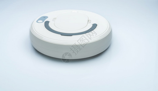 家务电子的机器人真空吸尘清洁器在白色背景上与世隔绝机器人真空吸尘清洁器用于智能家庭概念清洁机械用于地板无线设备智能清洁技术白色的图片