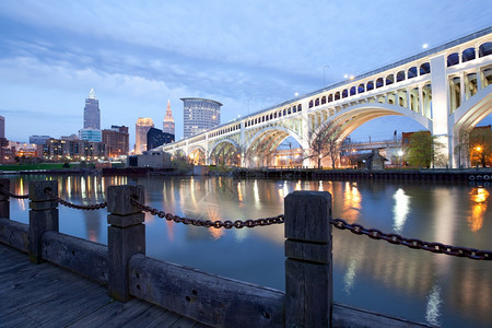 凉爽的多层美国俄亥州克利夫兰市中心与底特律超级桥的天线建筑学图片