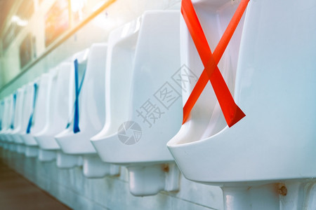 空的男子用白色陶瓷小便公共厕所男子上洗手间的社会疏远以防止冠状流行防止人类膀胱健康与尿道失禁问题感染男厕所图片