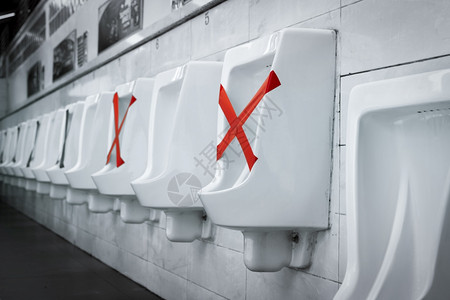 效用男子白色陶瓷小便公共厕所男子上洗手间的社会疏远以防止冠状流行防止人类膀胱健康与尿道失禁问题感染男厕所白色的大流行图片